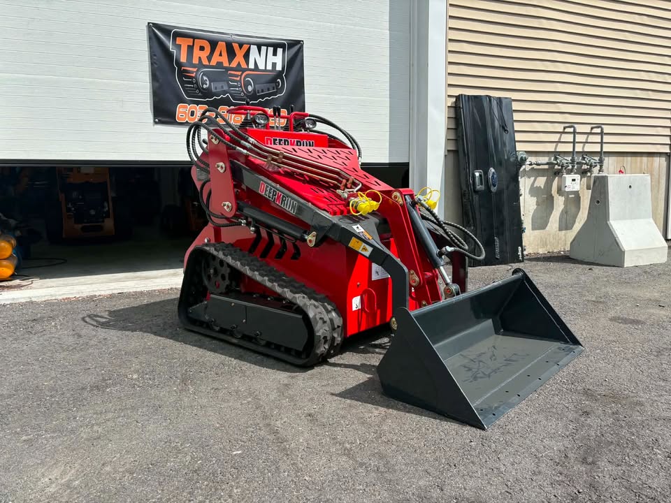 Tracked mini skid steer with bucket